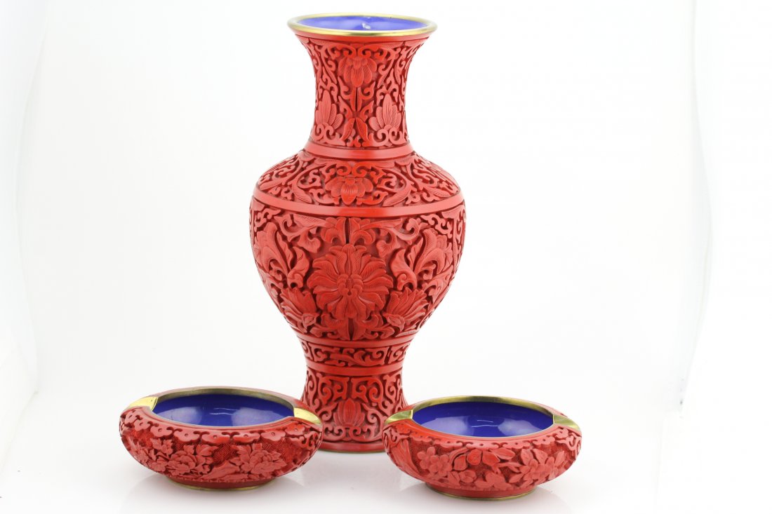 075: Three of Fine carved cinnabar vase and ashtray: Three of Fine carved cinnabar vase and two of ashtray. Revolution period.H:23cm.
