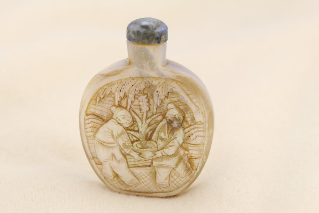 Fine carving seashell snuff bottle: Fine carving seashell Snuff Bottle. late 19th. H:6cm