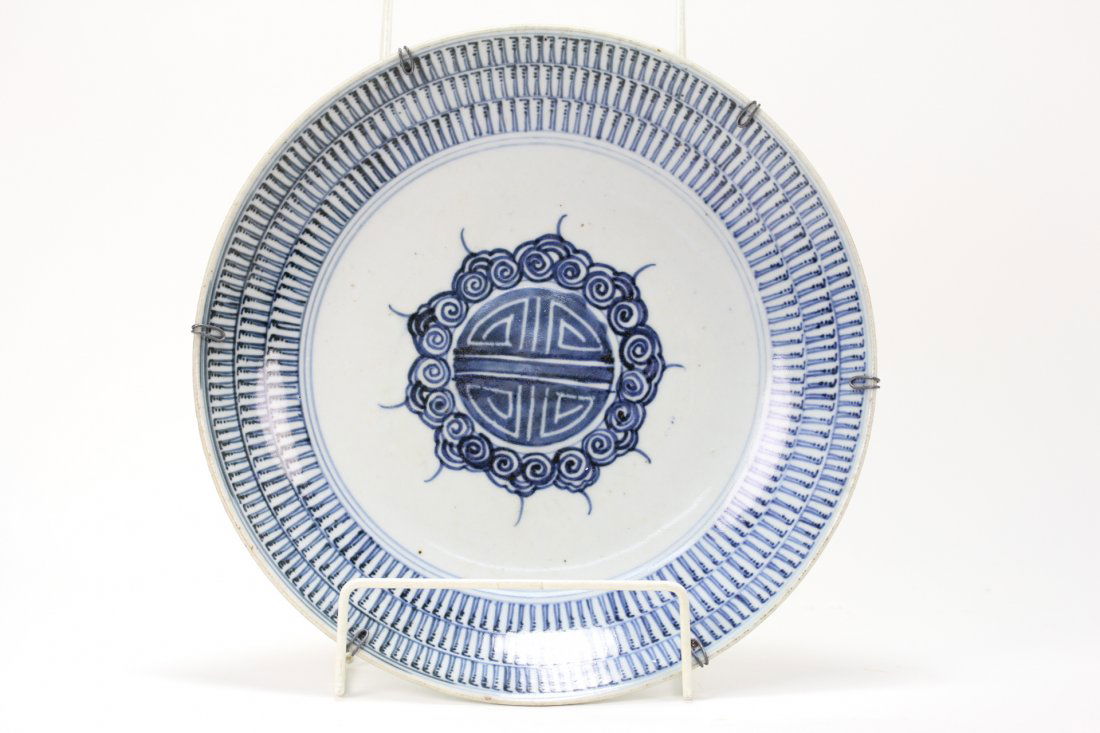 005: Chinese blue and white deep garden plate: Chinese blue and white deep round plate. Qing dynasty good condition .Dia : 28cm