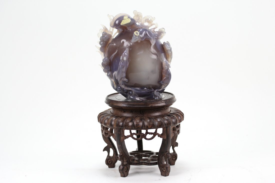 Fine agate carved with animals inside with water a: Fine agate carved with animals inside with water and with good wood base. good condition H:15.5cm