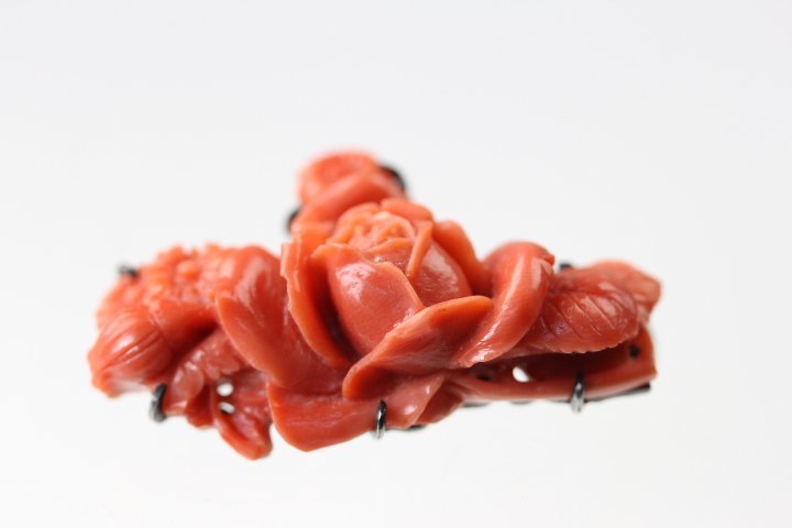 VERY FINE NATURAL CORAL WITH FLOWER CARVED: Very fine natural coral with flower carved. Good condition.