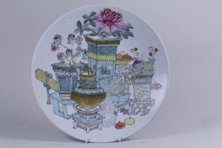 FAMILLE ROSE ANTIQUE PROCELAIN CHARGER: Famille-rose antique procelain charger. Late Qing Dynasty.