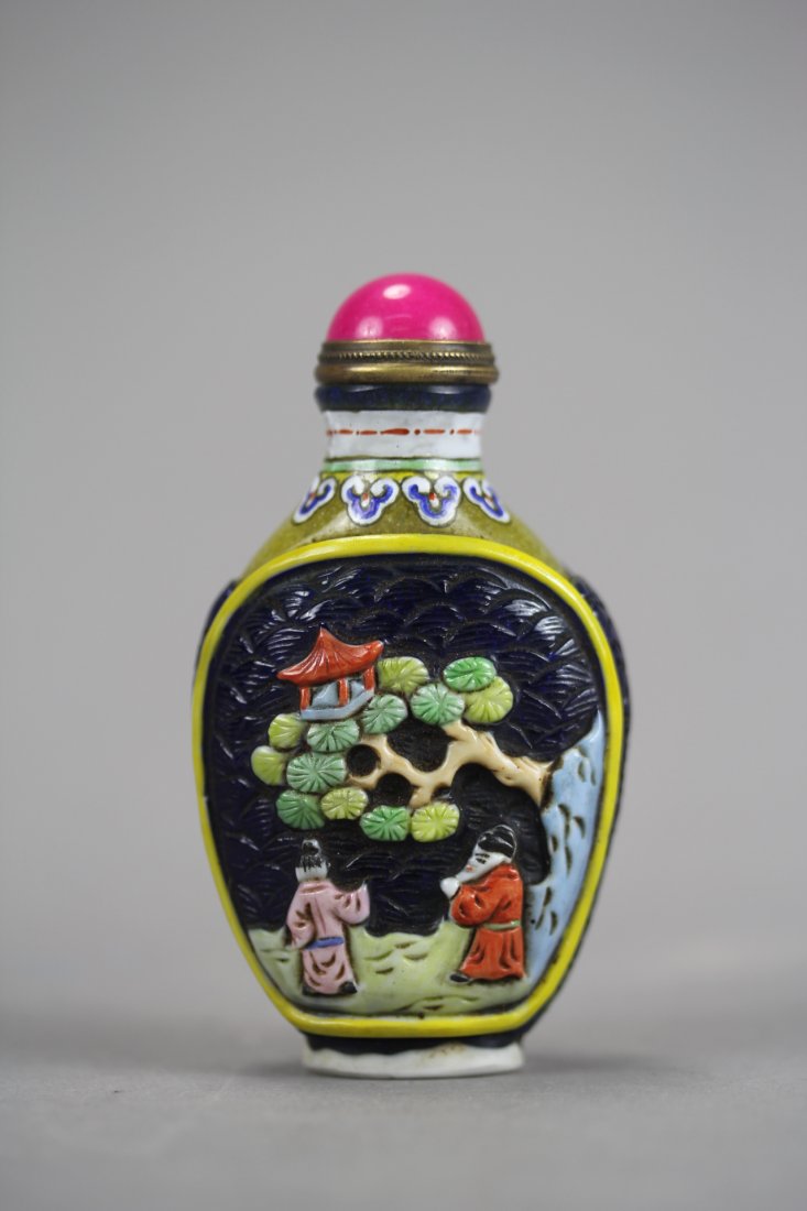 OLD PEKING GLASS SNUFF BOTTLE: Black overlay carved with added colorful figures. H: 8cm. Condition: Good.