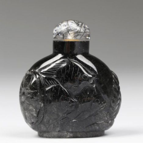 Black Rutilated Quartz Snuff Bottle.: 黑发晶鼻烟壶，发丝生长顺与密。The quality of this snuff bottle is very desirable. Condition: Good, as shown on