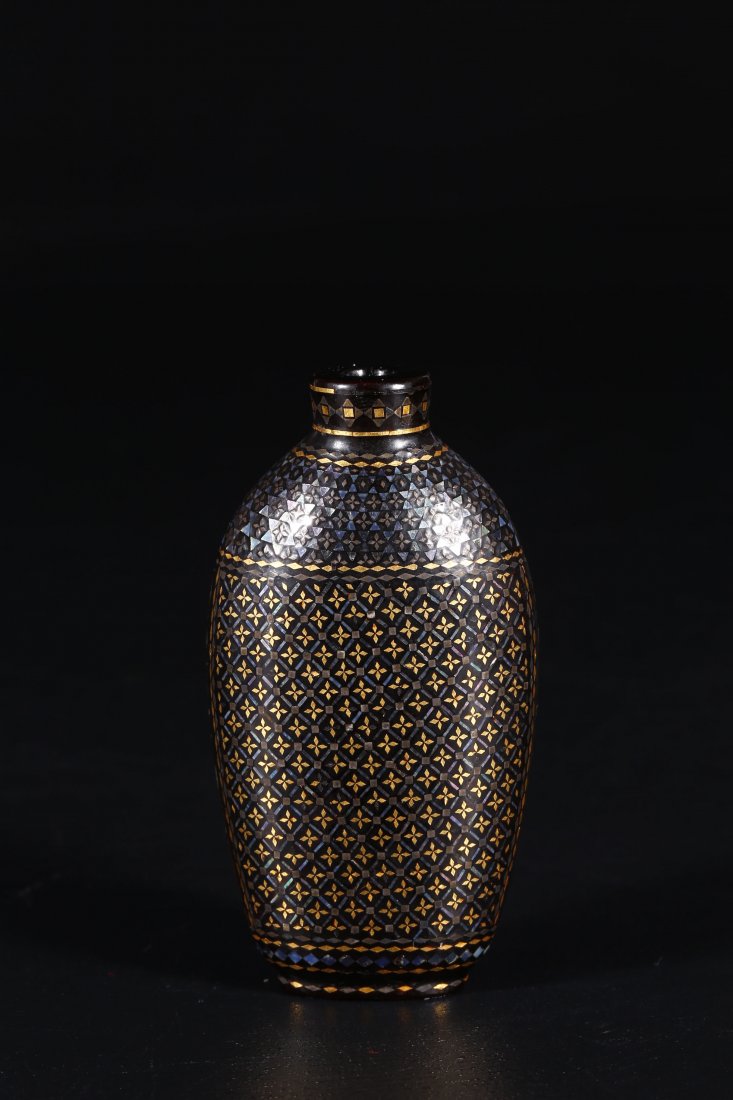 Black Lacquer & Mother-Of-Pearl Inlaid Snuff Bottle. (1 of 10)