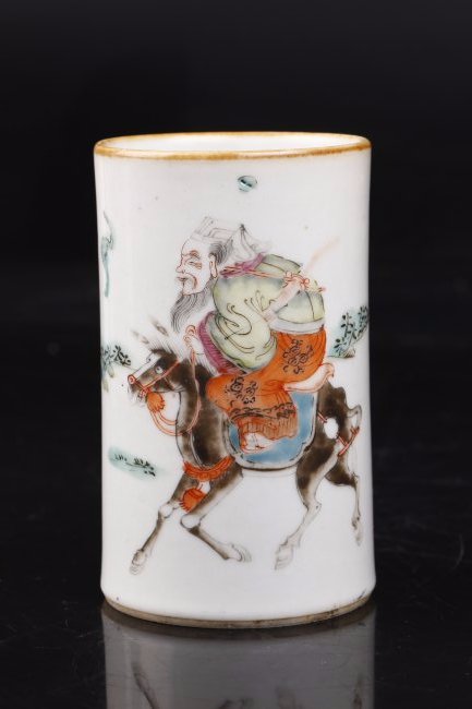 Famille Rose Porcelain Brush Holder.: Qing dynasty. Finely painted with an elder man riding a donkey pattern. H: 11cm. Dia: 6.5cm. Condition: Good, as shown on pictures. 清 粉彩老翁骑驴纹