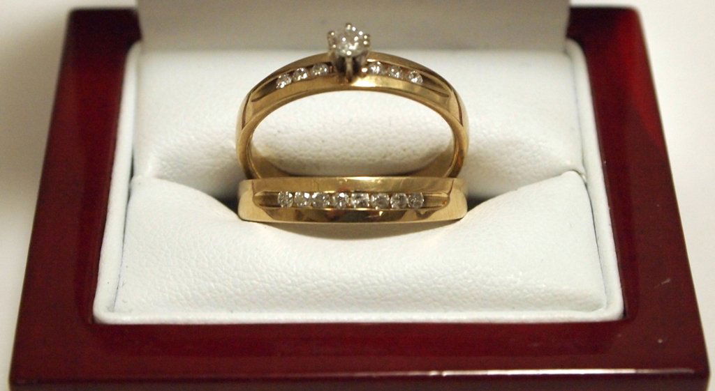 Dead Pawn Non-Native Diamond 10k Gold Women's Engagemen: Dead Pawn Non-Native Diamond 10k Gold Women's Engagement/Wedding Ring Set - WIC Engagement band measures from 1/8 to 3/16" wide, size: 8.5, weight: 3.2g. Center round-cut diamond measures approximatel