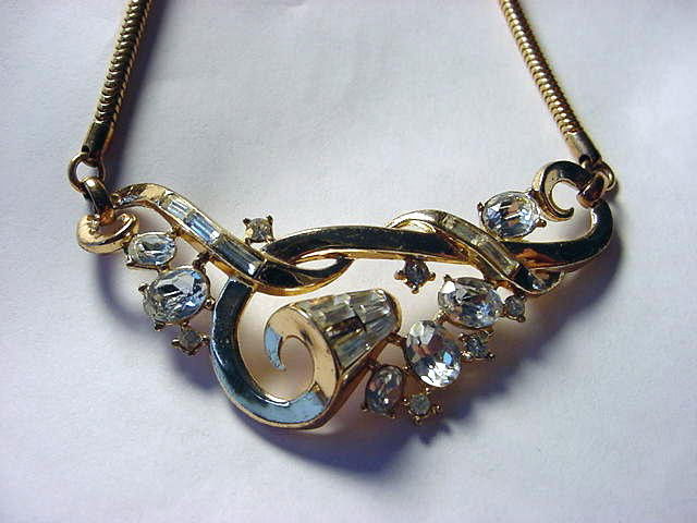 VINTAGE TRIFARI RHINESTONE NECKLACE: VINTAGE TRIFARI RHINESTONE NECKLACE
