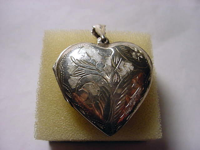 LARGE ENGRAVED STERLING HEART LOCKET: LARGE ENGRAVED STERLING HEART LOCKET
