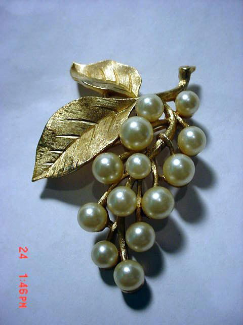 VINTAGE DESIGNER TRIFARI GRAPE PIN: VINTAGE DESIGNER TRIFARI GRAPE PIN