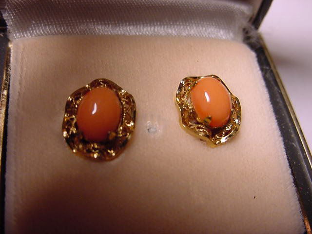 VINTAGE CORAL 12K 1/20 GOLD FILLED SCREWBACK EAR: VINTAGE CORAL 12K 1/20 GOLD FILLED SCREWBACK EARRINGS IN ORIGINAL BOX