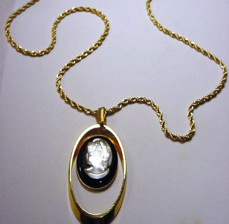 VINTAGE TRIFARI CAMEO NECKLACE: VINTAGE TRIFARI CAMEO NECKLACE