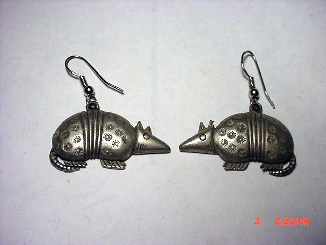 VINTAGE DESIGNER JJ ARMADILLO EARRINGS: VINTAGE DESIGNER JJ ARMADILLO EARRINGS