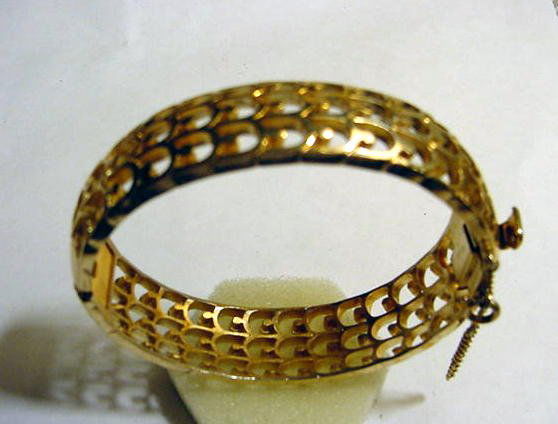 VINTAGE TRIFARI BANGLE BRACELET: VINTAGE TRIFARI BANGLE BRACELET