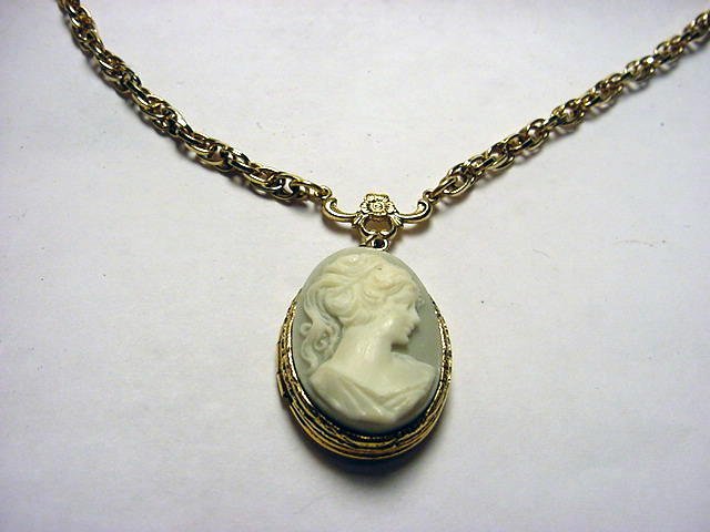 VINTAGE CAMEO LOCKET: VINTAGE CAMEO LOCKET