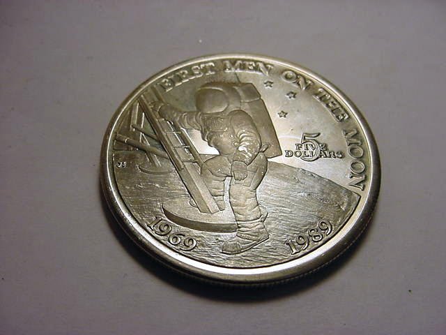 1989 MARSHALL ISLANDS $5 MOON LANDING COIN: 1989 MARSHALL ISLANDS $5 MOON LANDING COIN
