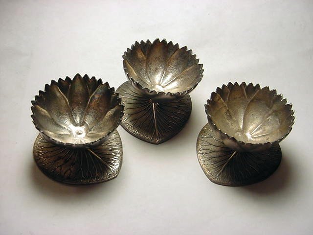 [3] ANTIQUE MERIDEN SILVERPLATED EGG CUPS: [3] ANTIQUE MERIDEN SILVERPLATED EGG CUPS