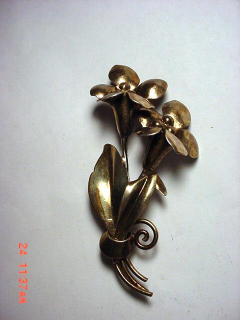 VINTAGE DESIGNER B B 1/20 12K G. F. SILVER FLORAL: VINTAGE DESIGNER B B 1/20 12K GOLD FILLED ON SILVER FLORAL PIN