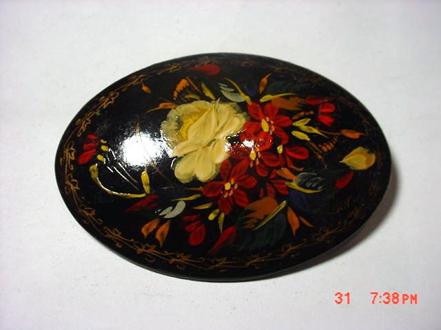 VINTAGE RUSSIAN HAND PAINTED LAQUER PIN: VINTAGE RUSSIAN HAND PAINTED LAQUER PIN