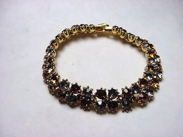 VINTAGE TRIFARI RHINESTONE BRACELET: VINTAGE TRIFARI RHINESTONE BRACELET