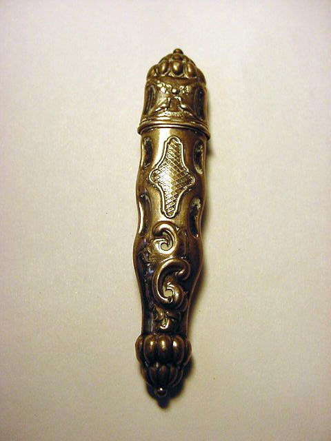 VICTORIAN SILVER NEEDLE CASE: VICTORIAN SILVER NEEDLE CASE