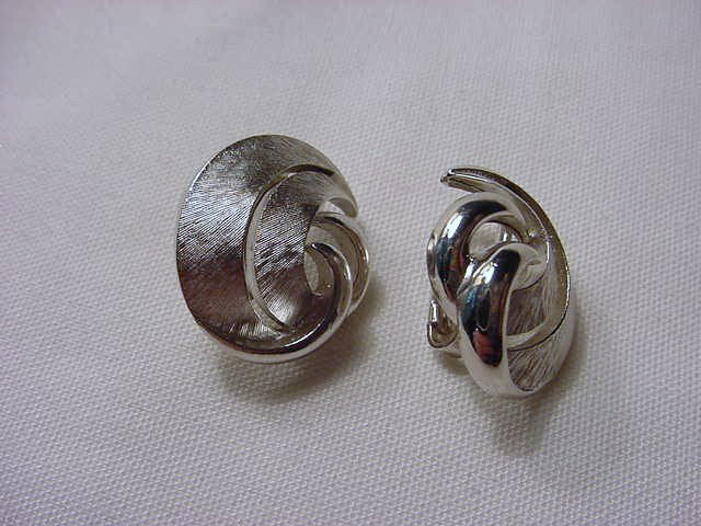 VINTAGE TRIFARI CLIP ON EARRINGS: VINTAGE TRIFARI CLIP ON EARRINGS