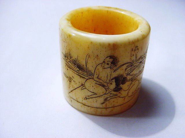 CARVED IVORY NAPKIN RING: CARVED IVORY NAPKIN RING