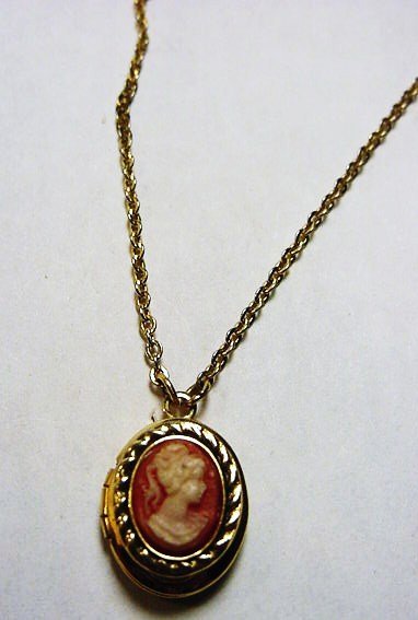 VINTAGE LOCKET: VINTAGE LOCKET