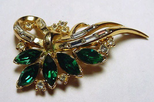 VINTAGE TRIFARI RHINESTONE PIN: VINTAGE TRIFARI RHINESTONE PIN