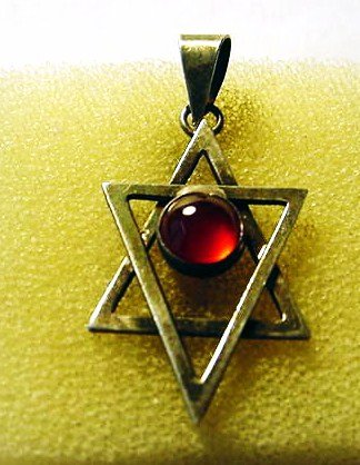 VINTAGE STERLING CARNELIAN STAR OF DAVID PENDANT: VINTAGE STERLING CARNELIAN STAR OF DAVID PENDANT