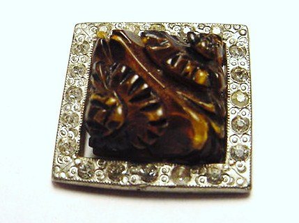 VINTAGE CARVED AMBER BUTTON: VINTAGE CARVED AMBER BUTTON