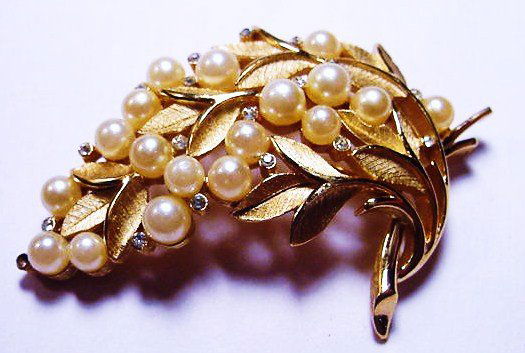 VINTAGE TRIFARI PEARL PIN: VINTAGE TRIFARI PEARL PIN