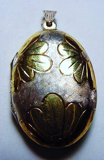 STERLING ENGRAVED LOCKET: STERLING ENGRAVED LOCKET