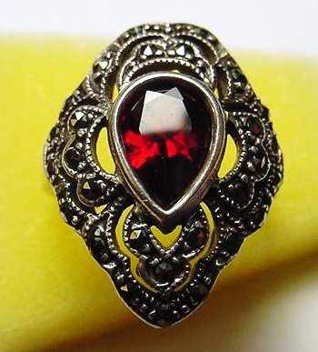 STERLING GARNET MARCASITE RING SIZE 9: STERLING GARNET MARCASITE RING SIZE 9