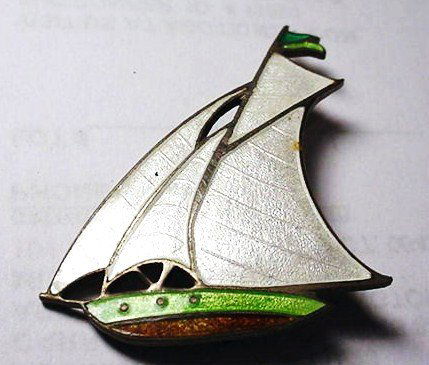 ENAMEL SAIL BOAT PIN: ENAMEL SAIL BOAT PIN