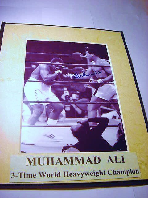 MUHAMMED ALI AUTOGRAPHED MATTED PHOTO WITH CERTIFI: MUHAMMED ALI AUTOGRAPHED MATTED PHOTO WITH CERTIFICATE