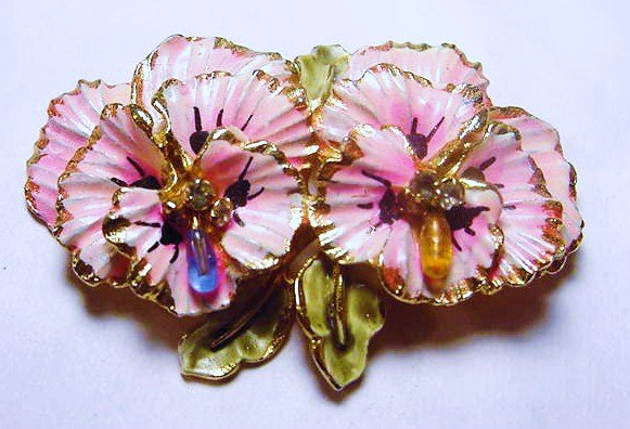 VINTAGE CORO ENAMEL PIN: VINTAGE CORO ENAMEL PIN