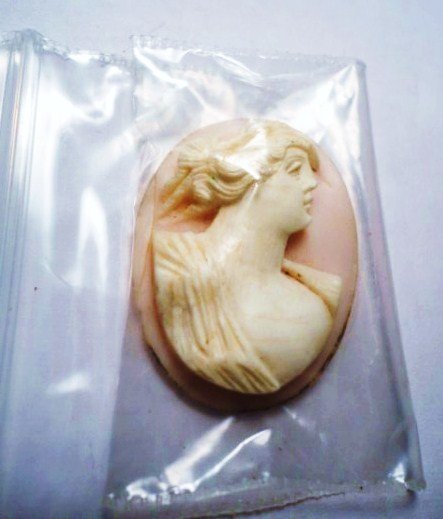 VICTORIAN CARVED SHELL CAMEO: VICTORIAN CARVED SHELL CAMEO