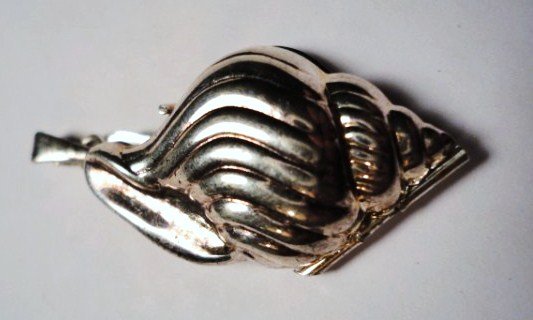 VINTAGE STERLING SHELL LOCKET: VINTAGE STERLING SHELL LOCKET