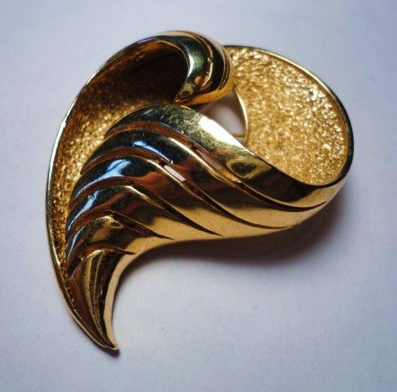 VINTAGE TRIFARI PIN: VINTAGE TRIFARI PIN