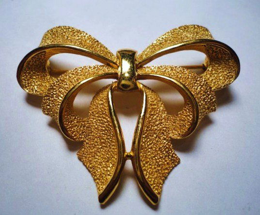 VINTAGE TRIFARI BOW PIN: VINTAGE TRIFARI BOW PIN
