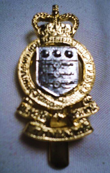 BRITISH MILITARY HAT BADGE: BRITISH MILITARY HAT BADGE