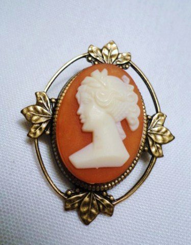 VINTAGE CAMEO PIN: VINTAGE CAMEO PIN