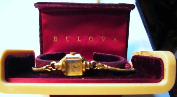 VINTAGE BULOVA WATCH IN ORIGINAL BOX: VINTAGE BULOVA WATCH IN ORIGINAL BOX