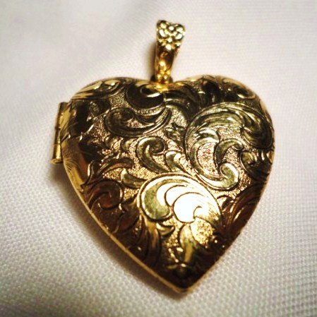 FANCY VINTAGE LOCKET: FANCY VINTAGE LOCKET