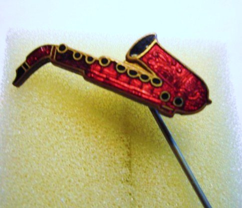VINTAGE ENAMELED SAXOPHONE STICK PIN: VINTAGE ENAMELED SAXOPHONE STICK PIN