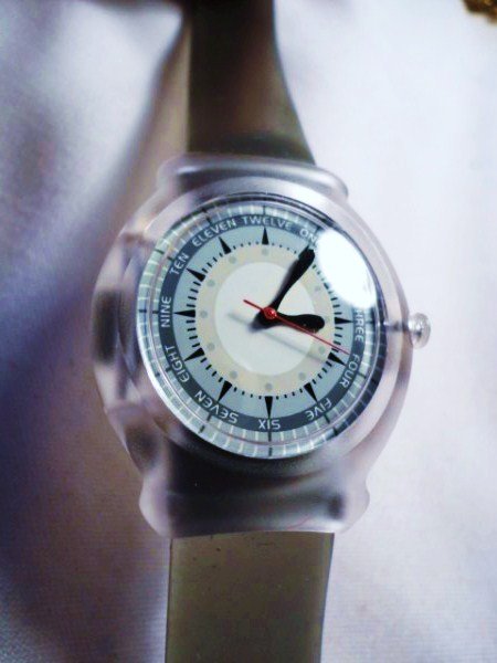 VINTAGE WATCH NEEDS BATTERY: VINTAGE WATCH NEEDS BATTERY