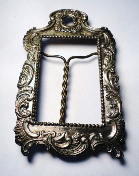 ANTIQUE PICTURE FRAME: ANTIQUE PICTURE FRAME 3.75" WIDE X 6" HIGH PHOTO 2.25" X 3.5" INCHES