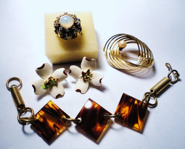 JEWELRY LOT: JEWELRY LOT