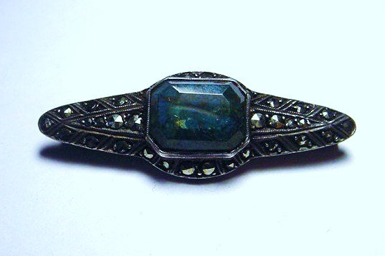 VINTAGE SILVER MARCASITE GREEN STONE PIN: VINTAGE SILVER MARCASITE GREEN STONE PIN